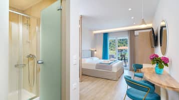 Kahden hengen superior-huone, merinäköala, uima-altaan luona | Ylelliset vuodevaatteet, pillowtop-patjalliset sängyt
