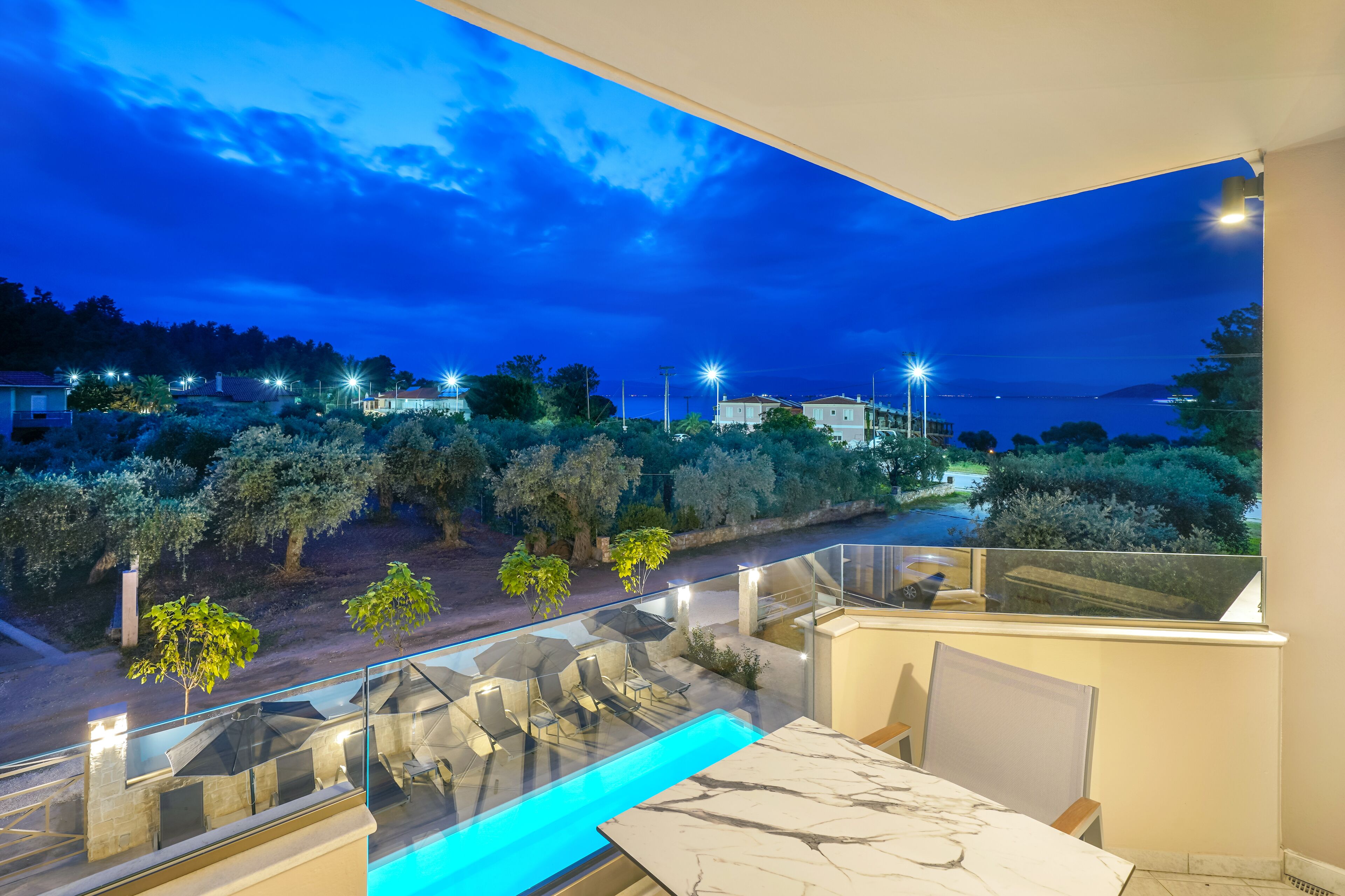 Quarto casal superior, vista para o mar, ao lado da piscina | Vista da sacada