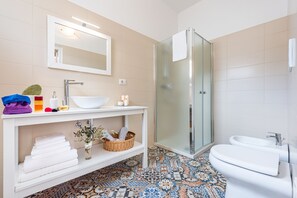 Shower, hair dryer, bidet, towels - The Room of Felline 100 with Whirlpool and Private Terrace (Felline)