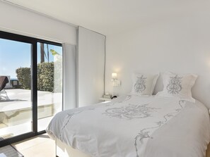 1 slaapkamer, een strijkplank/strijkijzer, internet, beddengoed