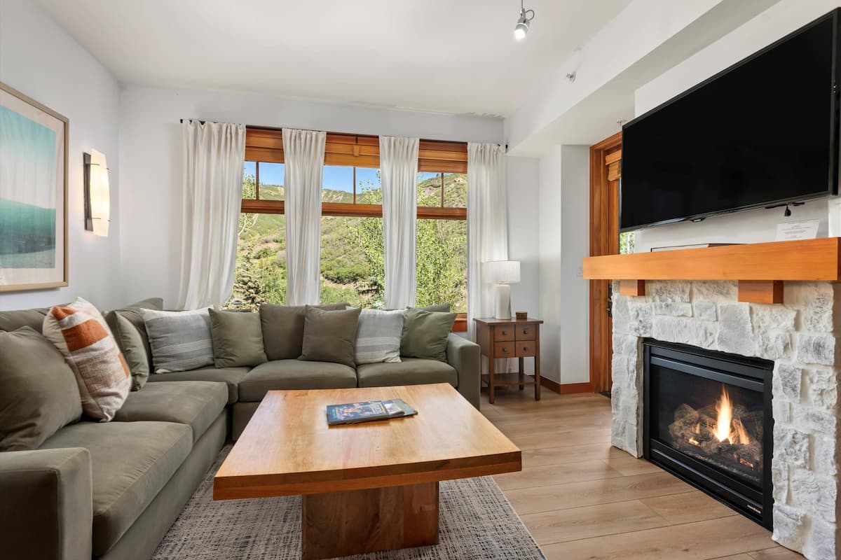 Condo (Capitol Peak 3317) | Área de estar | TV, lareira