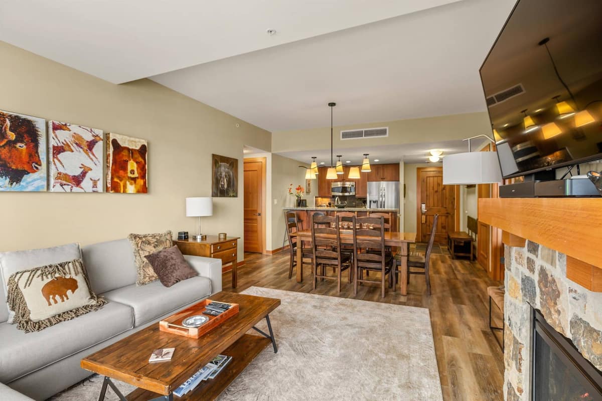Condo (Capitol Peak 3224) | Área de estar | TV, lareira