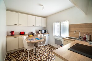 Kjøleskap, mikrobølgeovn, kaffetrakter/tekoker og brødrister