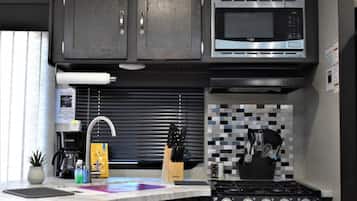 Geladeira, micro-ondas, fogão, cooktop