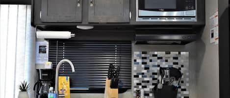 Réfrigérateur, micro-ondes, four, plaque de cuisson