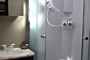 Toallas, jabón, shampoo, papel de baño 