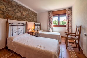 4 bedrooms, iron/ironing board