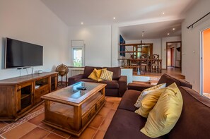 TV - House with private pool 600m from the center of Begur (Begur)