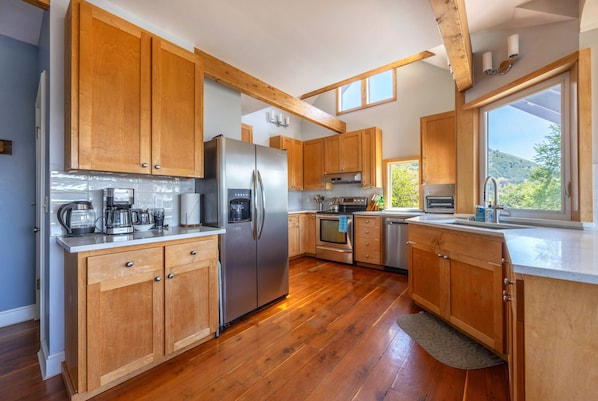 Kühlschrank, Mikrowelle, Ofen, Herdplatte