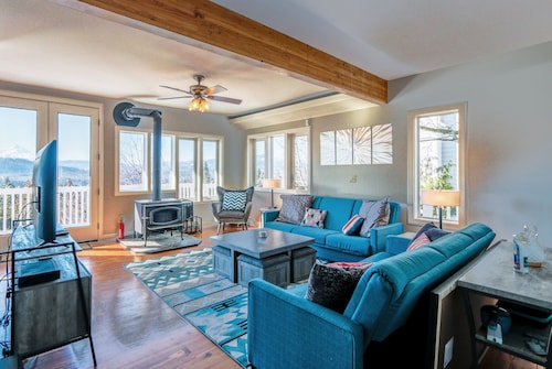 Grandview - Fully Updated! Hot Tub, River, Gorge, Mt Hood Views, Quiet White Salmon