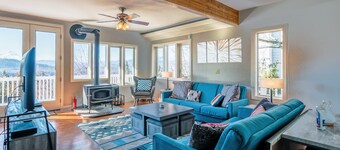 Grandview - Fully Updated! Hot Tub, River, Gorge, Mt Hood Views, Quiet White Salmon