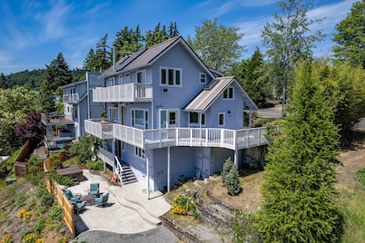 Grandview - Fully Updated! Hot Tub, River, Gorge, Mt Hood Views, Quiet White Salmon