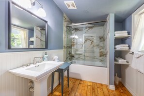 Duschwanne, Haartrockner, Handtücher