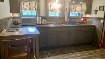 Grand réfrigérateur, micro-ondes, plaque de cuisson