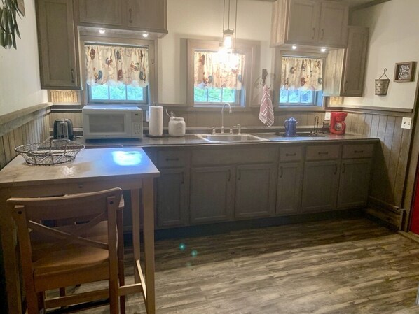 ثلاجة/مجمد بحجم كبير، ميكروويف، موقد طهي مسطح، ماكينة لصنع القهوة/الشاي