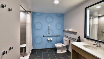 Habitación, 2 camas de matrimonio, accesible para personas con discapacidad (Roll-In Shower) | Baño | Artículos de higiene personal gratuitos, toallas, jabón y champú