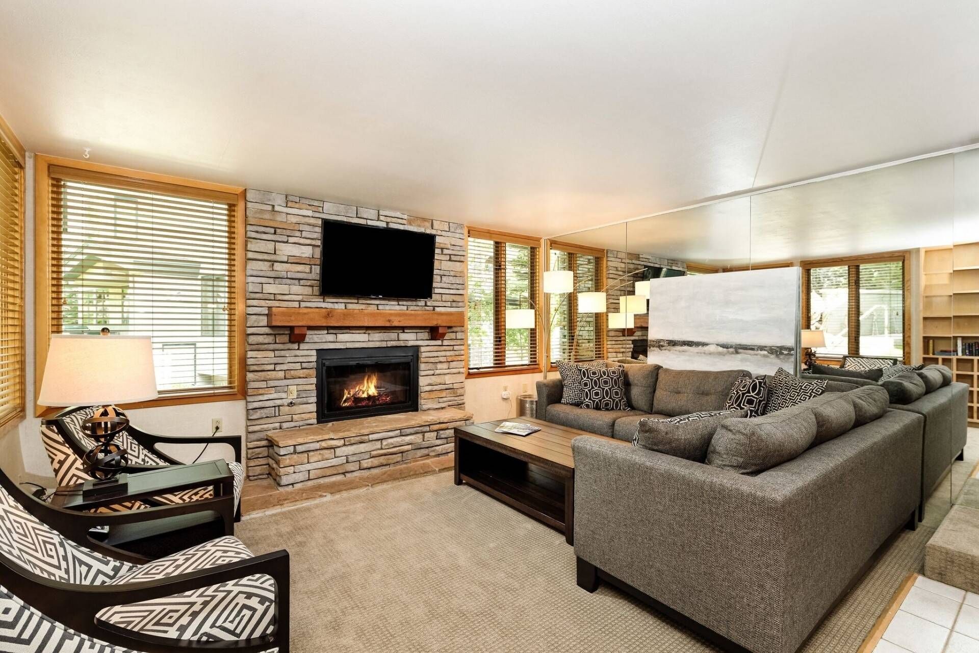 Kondominium (Tamarack Townhome # 29) | Ruang keluarga | TV