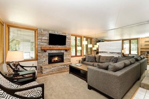 公寓式客房 (Tamarack Townhome # 29) | 客厅 | 电视