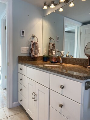 Bathroom - Close to Hardings Beach & Private Access to Oyster River (Chatham)