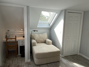 TV, table football - Close to Hardings Beach & Private Access to Oyster River (Chatham)