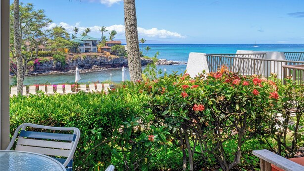 A tropical resort with a view of the ocean, a pool area, and lush greenery. - Ocean Views and Lots of Turtles - 2 bedroom in Napili (Napili)
