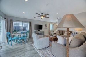 TV - Beautiful Remodeled Home w/ AC & close to the beach (Avalon)