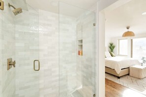 Talo (Lemond Place Home) | Kylpyhuone | Pyyhkeet, saippua, sampoo, vessapaperi
