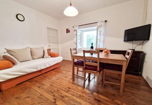 아파트, 침실 2개, 발코니 | 거실 공간 | 평면 TV