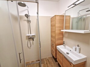 Apartment, 2 Bedrooms, Balcony | Bathroom | Shower, hair dryer, bidet, towels - Apartment Gina (Bale)