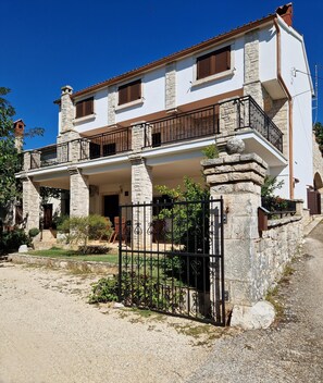 Front of property - Apartment Gina (Bale)