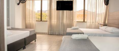 Quarto triplo conforto | Edredons de pluma, Wi-Fi de cortesia, roupa de cama