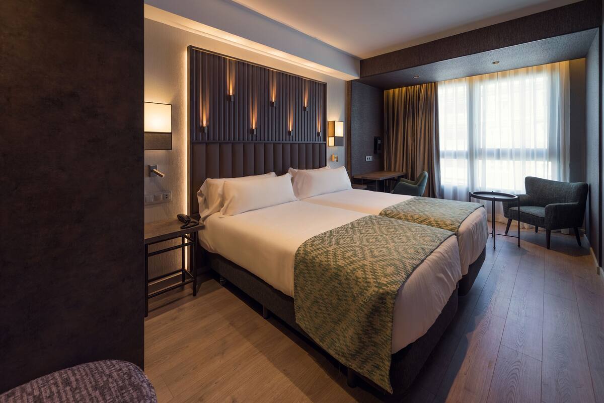 Chăn bông, minibar, két bảo mật tại phòng, bàn 