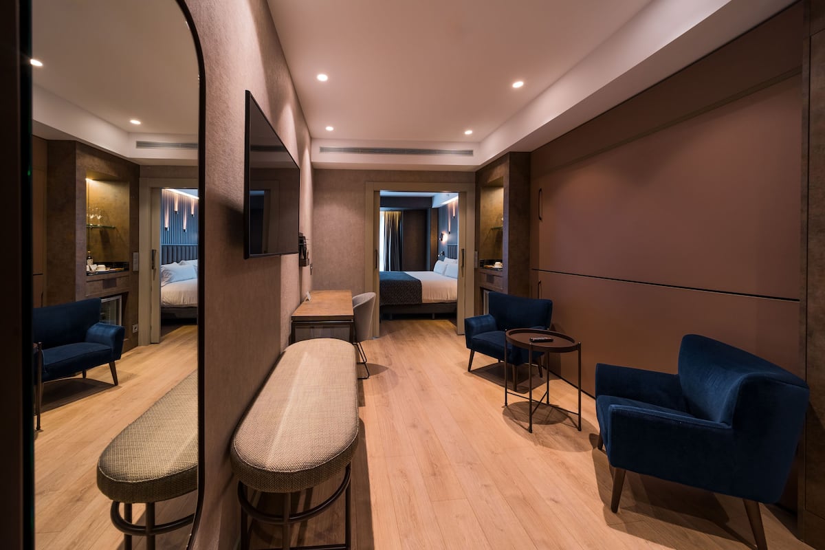 Phòng dành cho gia đình | Chăn bông, minibar, két bảo mật tại phòng, bàn 