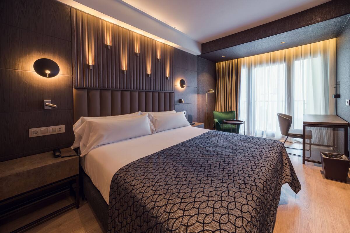 Chăn bông, minibar, két bảo mật tại phòng, bàn 