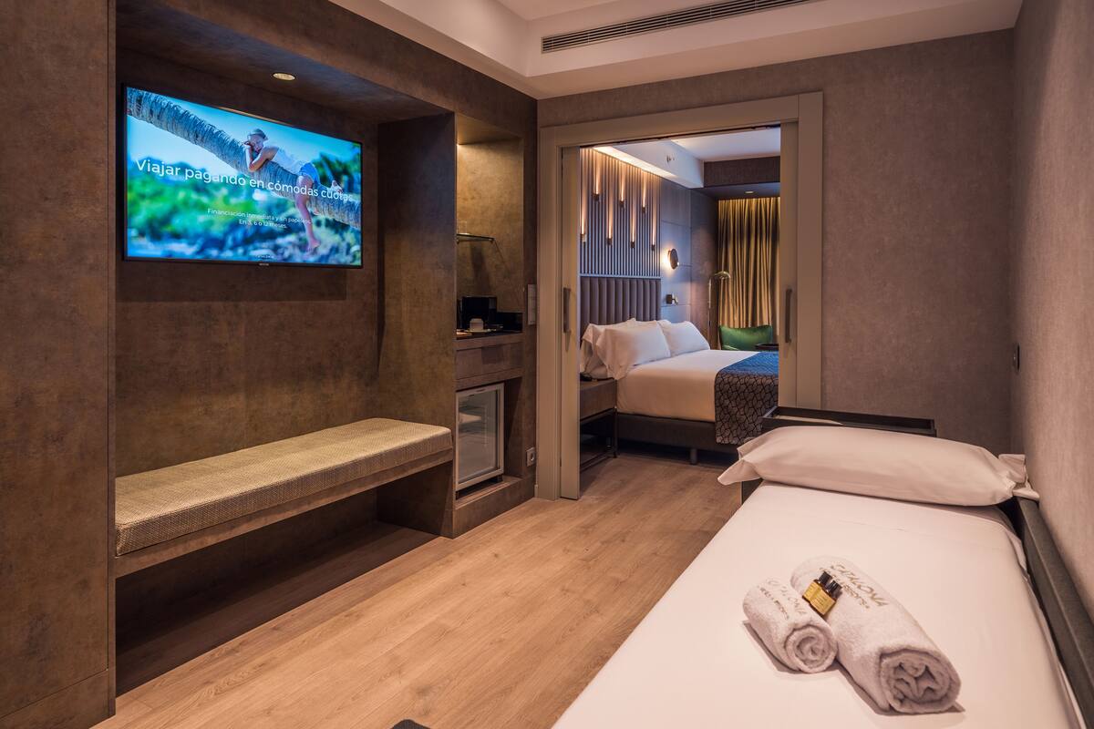 Chăn bông, minibar, két bảo mật tại phòng, bàn 