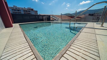 Una piscina techada, una piscina al aire libre de temporada