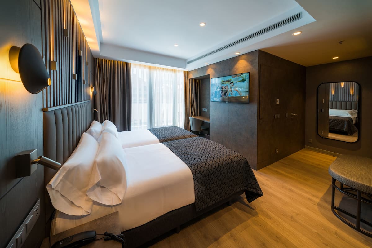 Chăn bông, minibar, két bảo mật tại phòng, bàn 