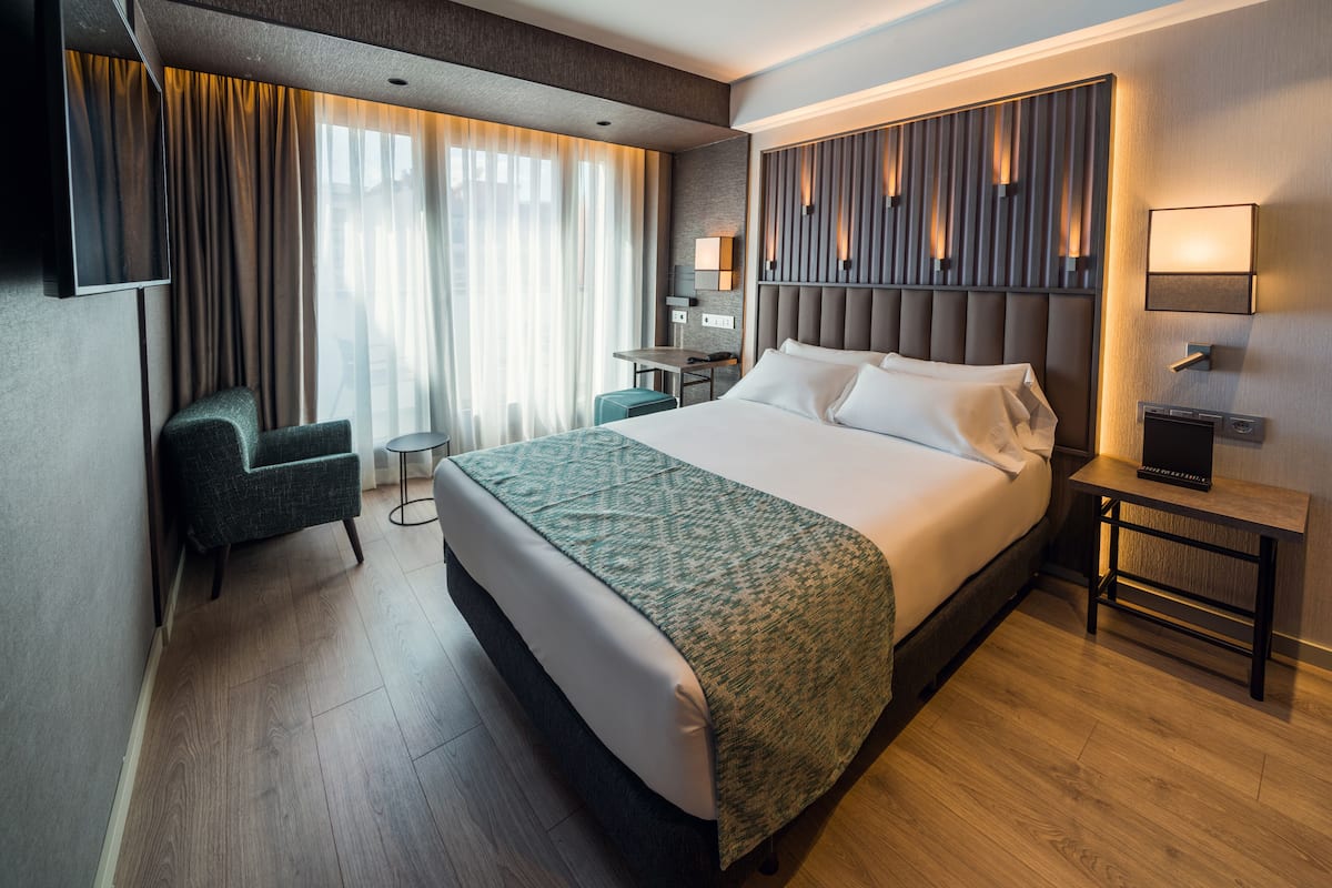 Chăn bông, minibar, két bảo mật tại phòng, bàn 