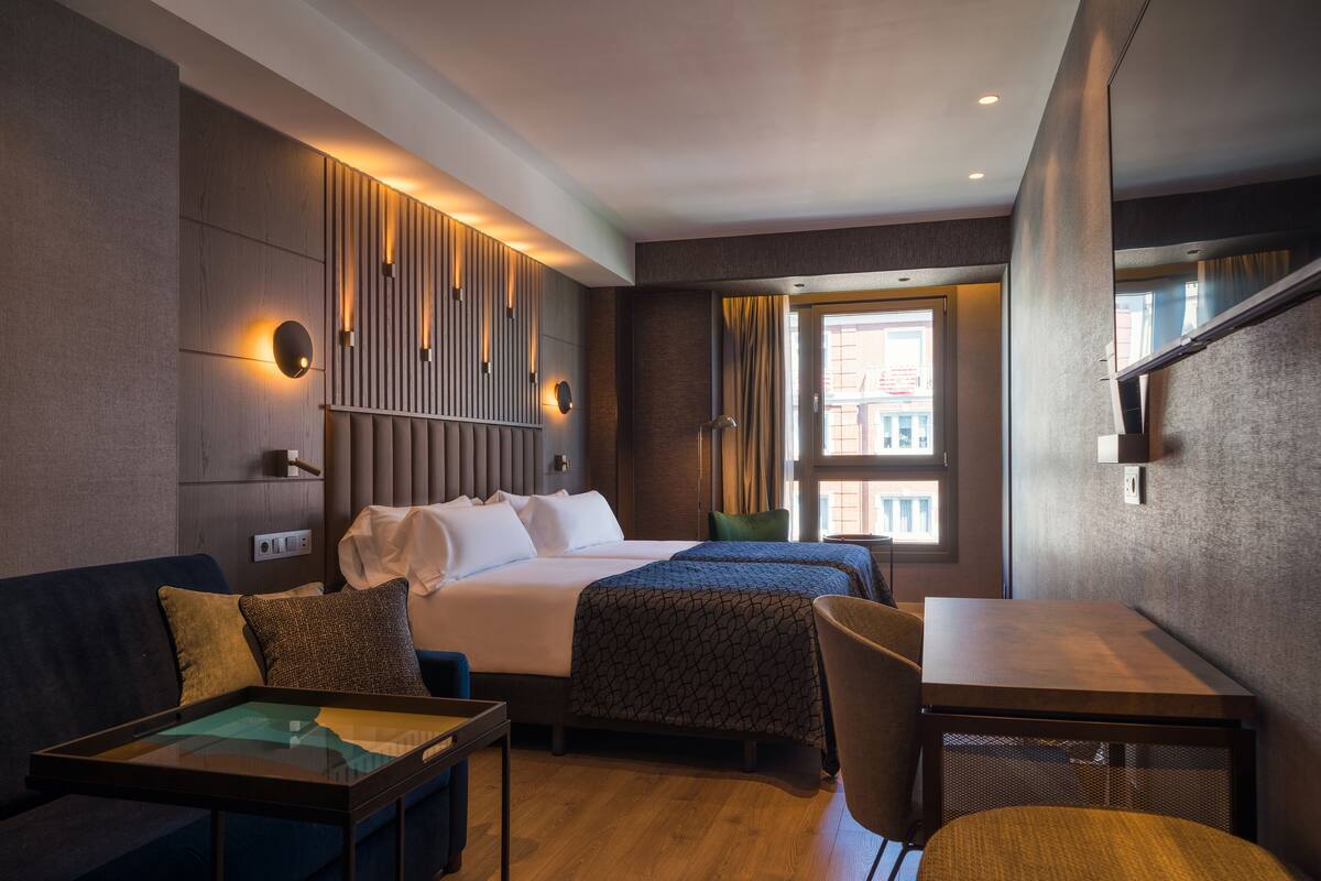 Chăn bông, minibar, két bảo mật tại phòng, bàn 
