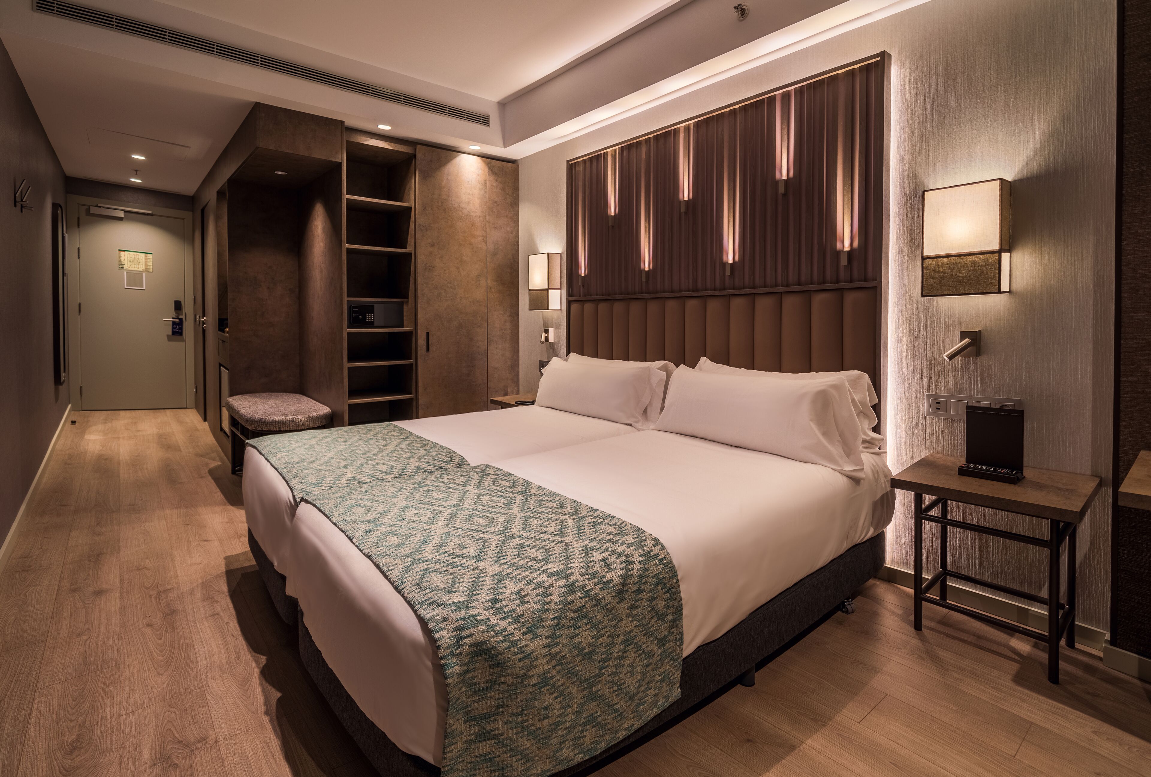 Cubrecamas, minibar, caja de seguridad en la habitación y escritorio 