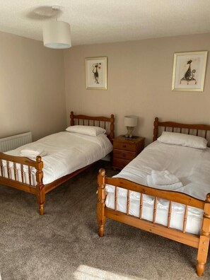 3 slaapkamers, een strijkplank/strijkijzer, wifi, beddengoed