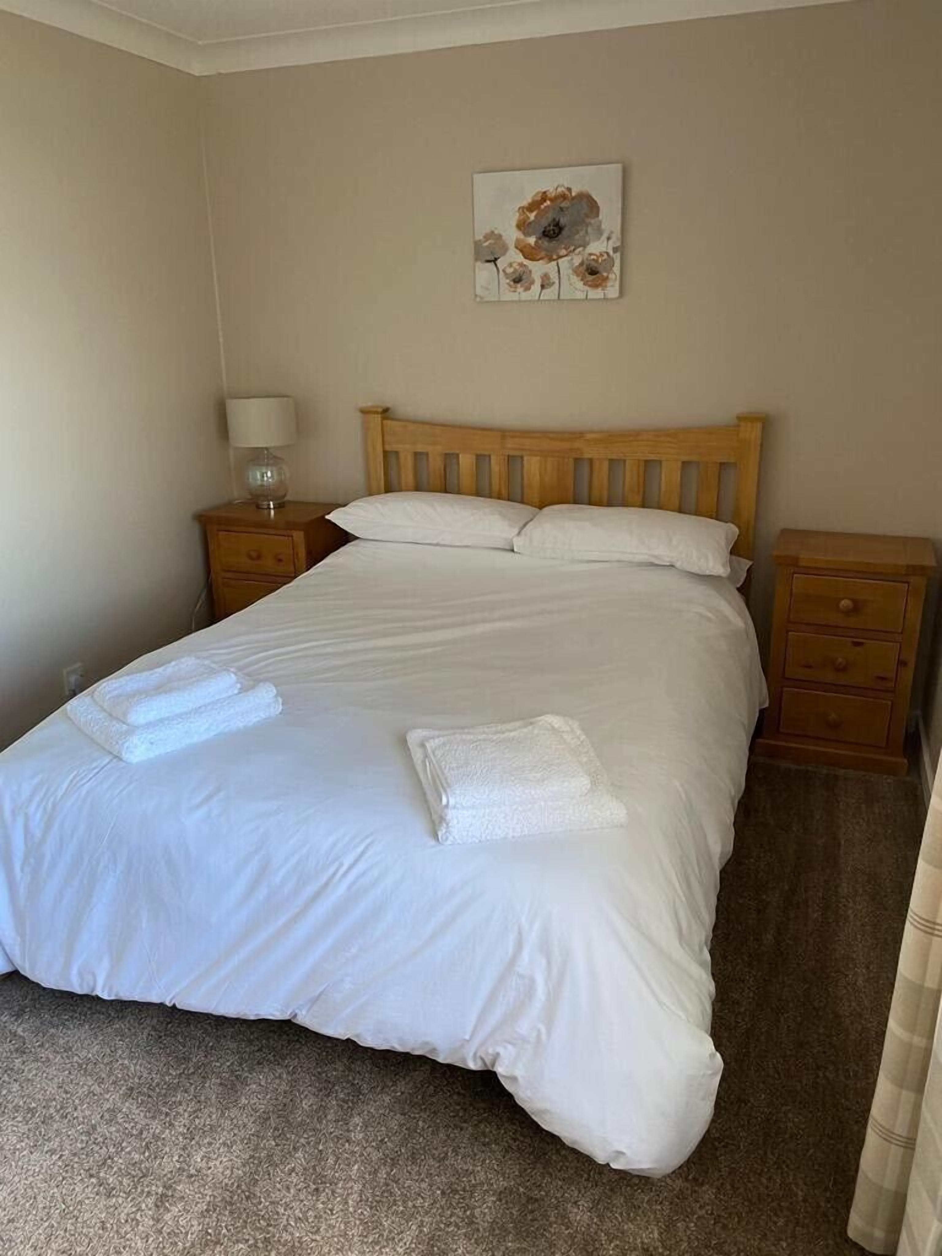 3 habitaciones, tabla de planchar con plancha, wifi y ropa de cama 