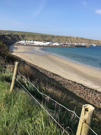 ビーチ. Bungalow with sea-view, near small town of Thurso.