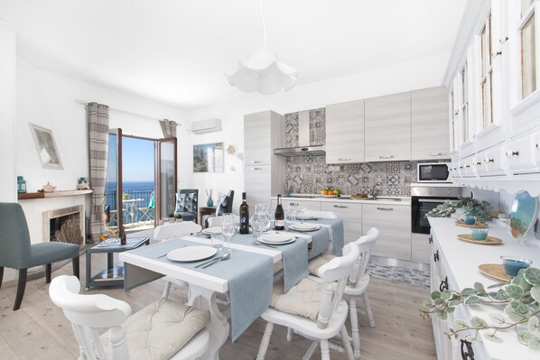 Deluxe Apartment | Private kitchen