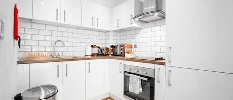 Frigorífico, microondas, horno y placa de cocina