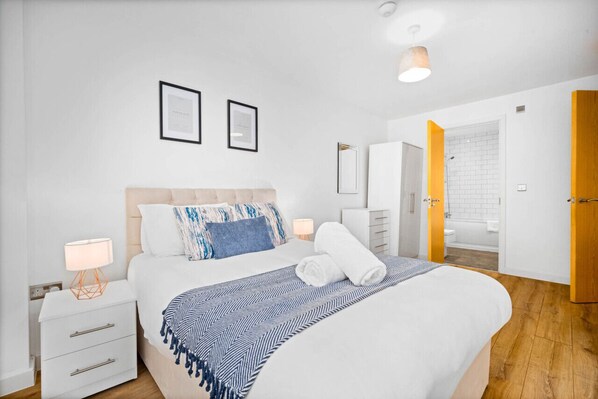 1 habitación, escritorio, tabla de planchar con plancha y wifi 