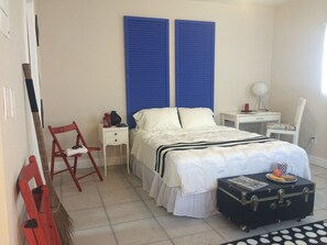 Desk, iron/ironing board, free WiFi, bed sheets - Chic and Comfortable Studio Free Street Parking (Miami)
