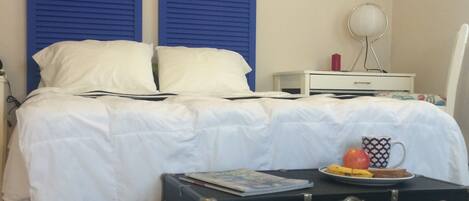 Escritorio, tabla de planchar con plancha, wifi gratis y ropa de cama