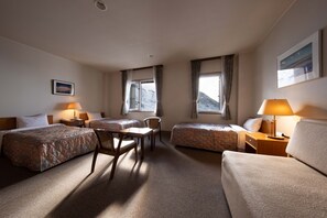 A hotel room with two beds, a desk, and two lamps. - Hotel Tateyama (Tateyama)