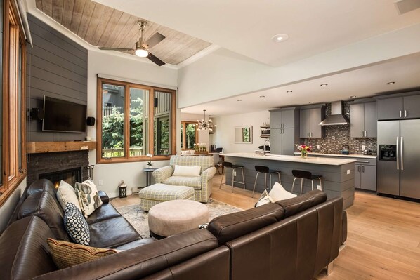 Condo (Snowmass 2 Bedroom private outdoor ho) | Living room